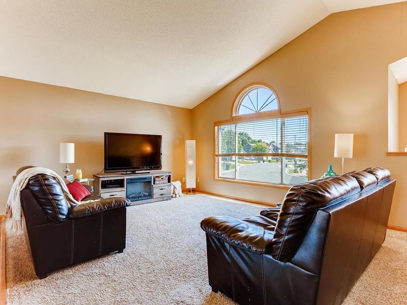 985 Jack Russell Ave, Shakopee, MN 55379