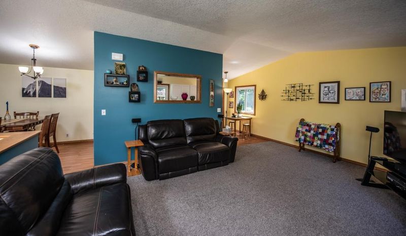 1123 Kirkwood Dr, Eagan, MN 55123