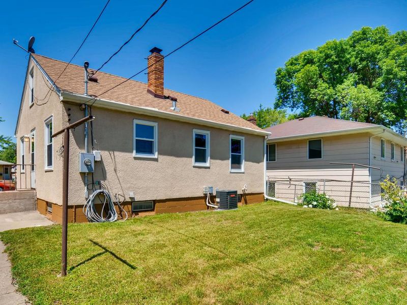 1458 Dale St N, Saint Paul, MN 55117