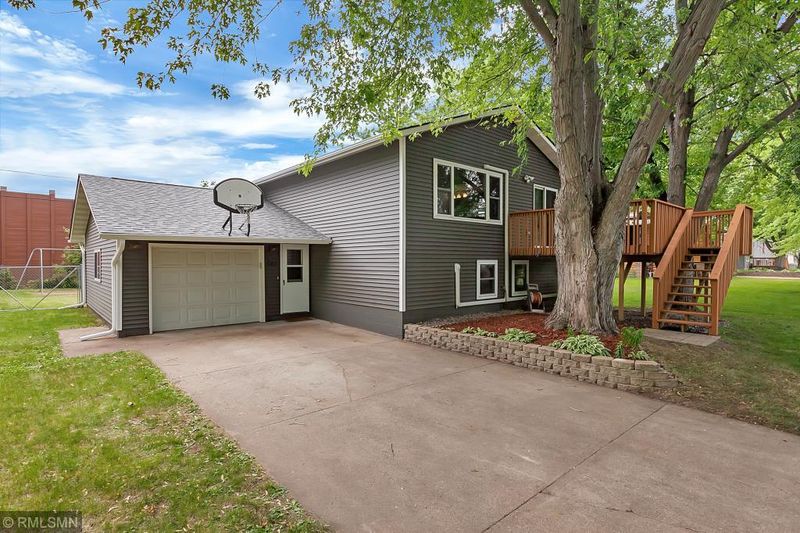 924 Hamlet Dr S, Avon, MN 56310
