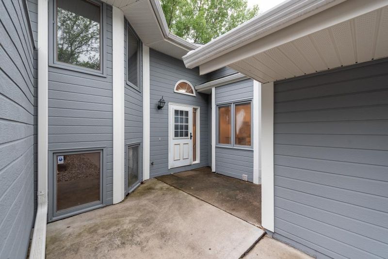 2735 River Hills Dr S, Burnsville, MN 55337