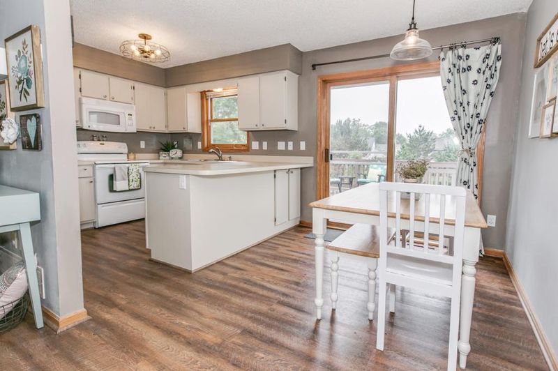 5398 Heath Ave N, Oakdale, MN 55128