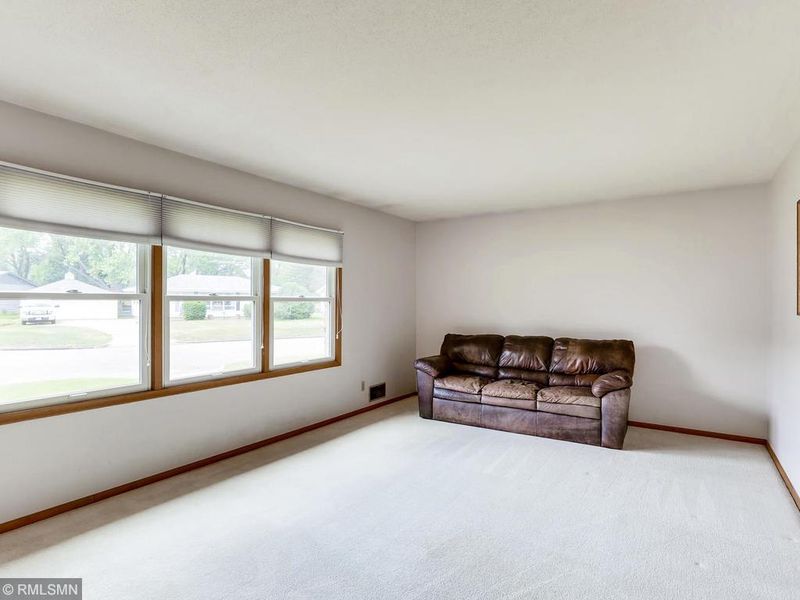 1325 Gary Dr, Saint Paul Park, MN 55071