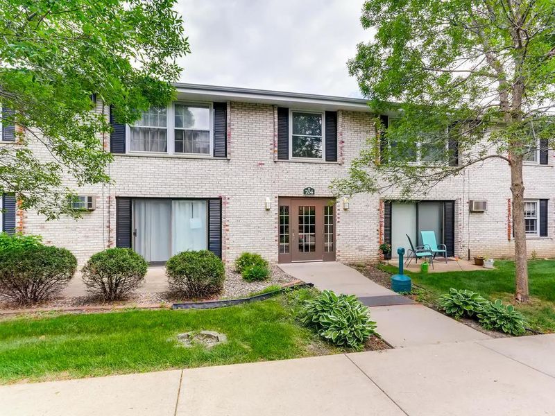 704 Old Settlers Trl #7, Hopkins, MN 55343