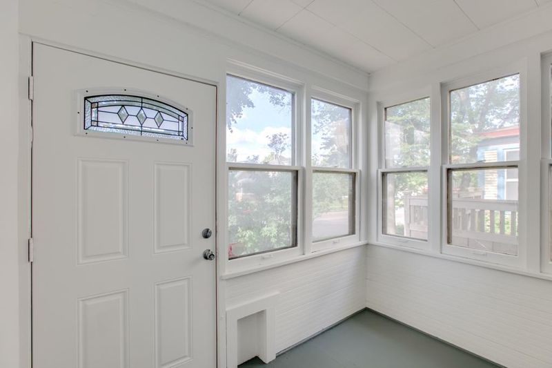 897 Selby Ave, Saint Paul, MN 55104