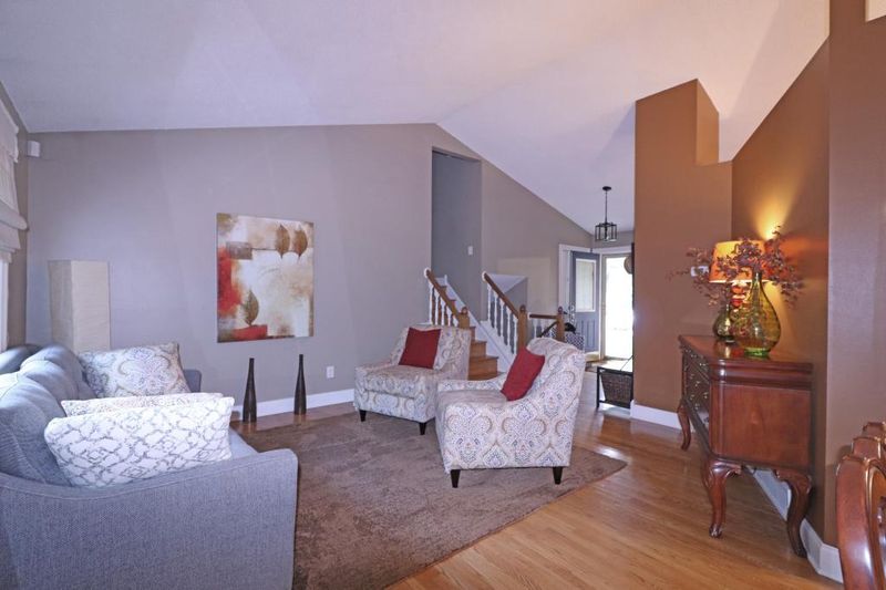 3802 Mill Run Ct, Eagan, MN 55123