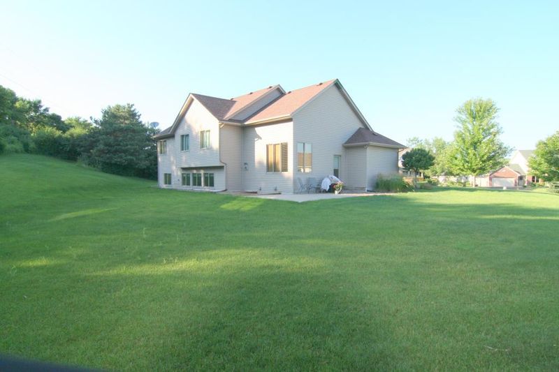 1929 Bluff View Ct, Chanhassen, MN 55317