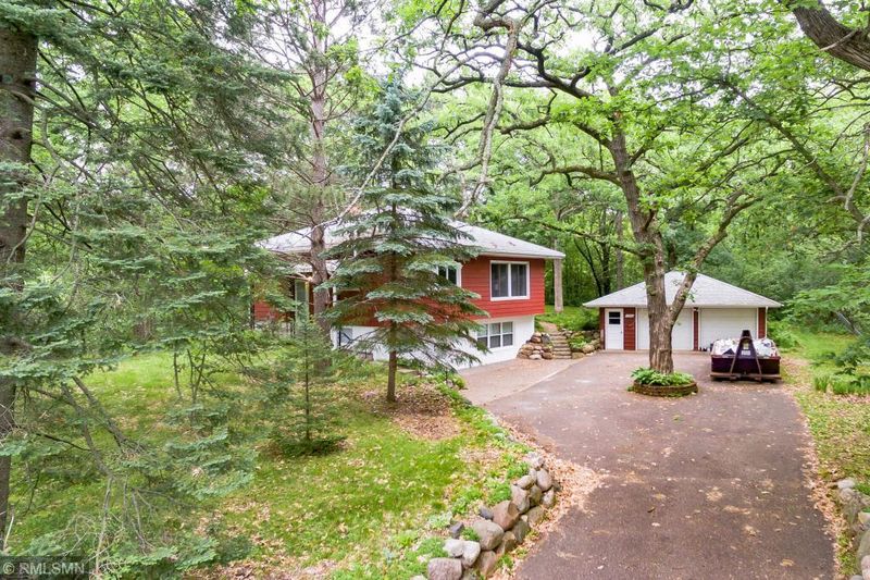 1360 Hallam Ave N, Mahtomedi, MN 55115