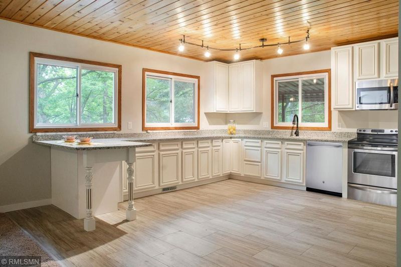 1360 Hallam Ave N, Mahtomedi, MN 55115