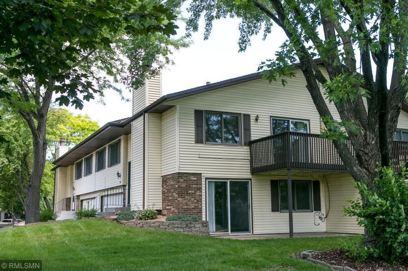 908 Heritage Ct W, Vadnais Heights, MN 55127