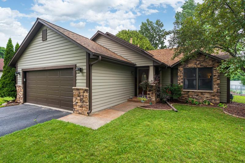 1047 Hummingbird Ln, Eagan, MN 55123