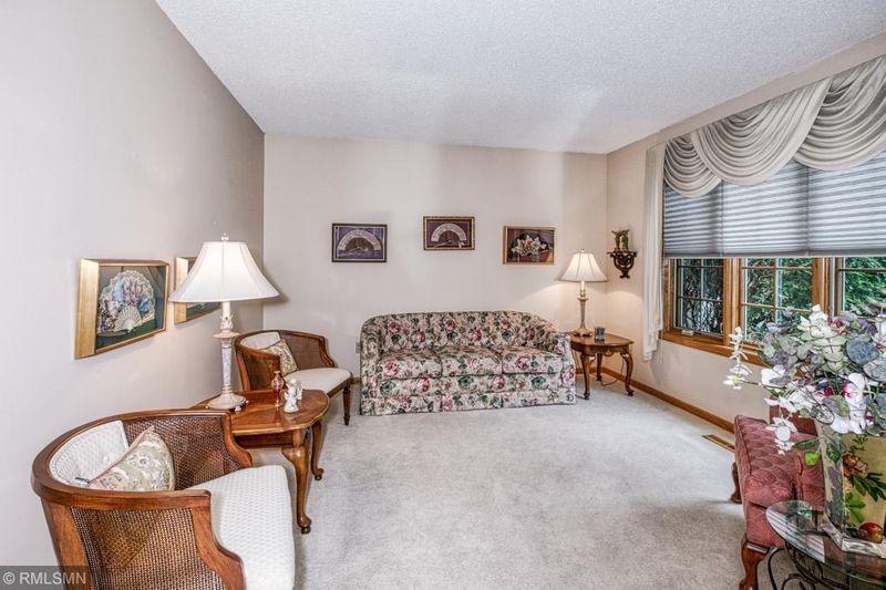 2231 Wyndemere Ln, Eagan, MN 55122