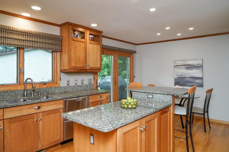 3275 Stinson Ct, New Brighton, MN 55112