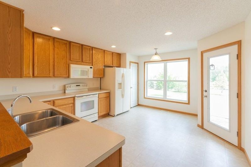 5185 Fairpoint Dr N, Hugo, MN 55038