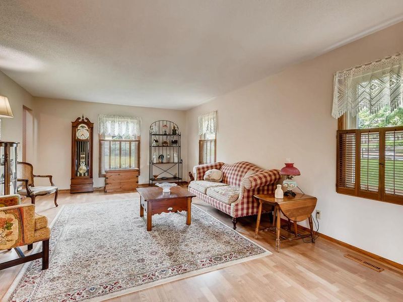 10337 Oak Grove Cir, Bloomington, MN 55431