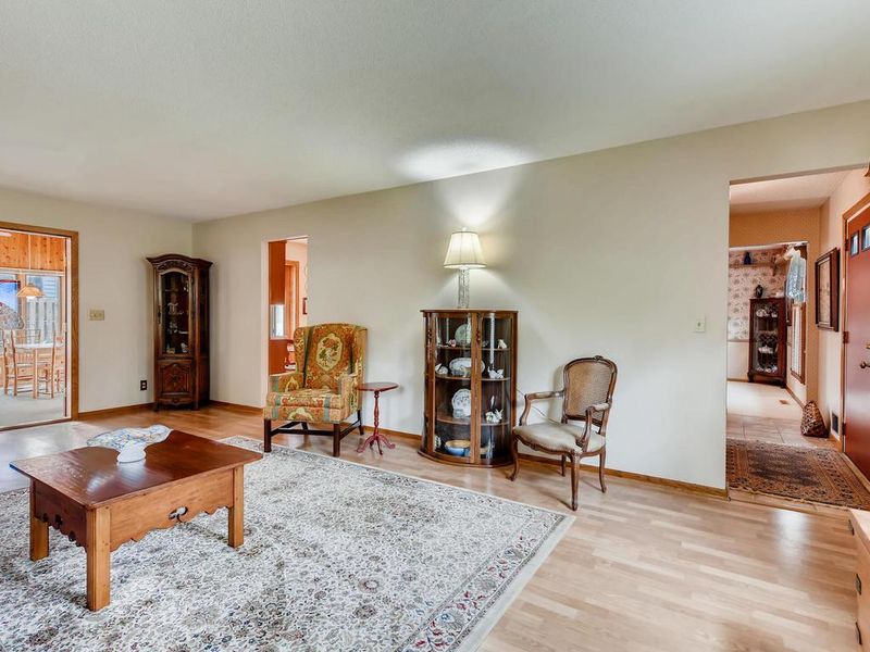 10337 Oak Grove Cir, Bloomington, MN 55431