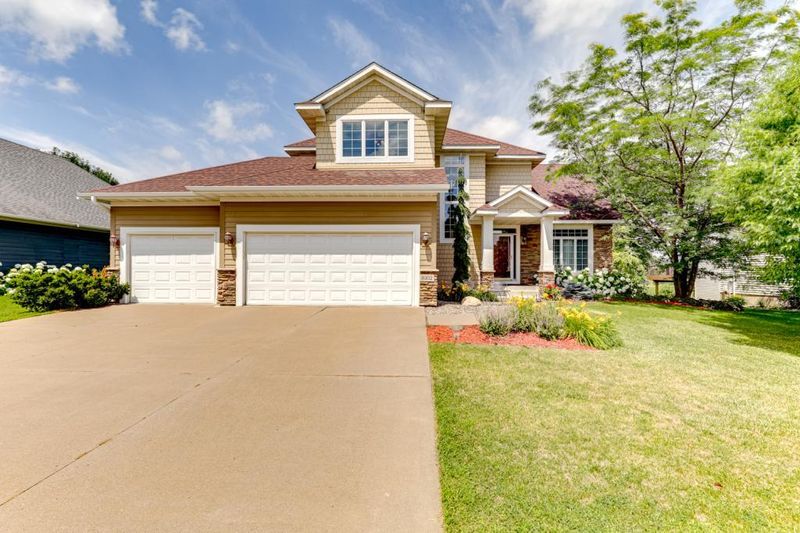 8102 9th St N, Oakdale, MN 55128