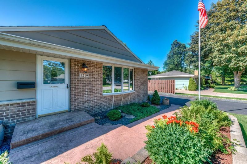 3219 Canterbury Dr, Bloomington, MN 55431