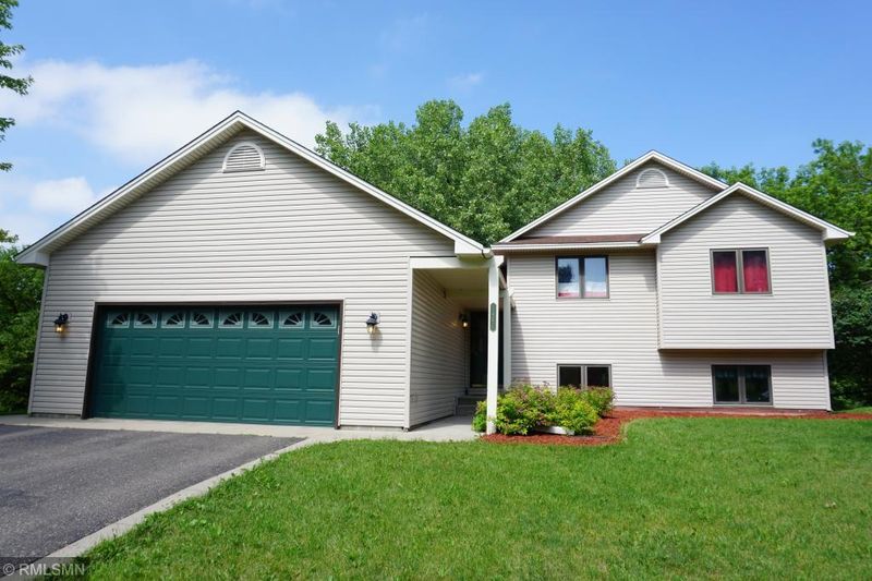 1447 Eastlake Dr, Chaska, MN 55318
