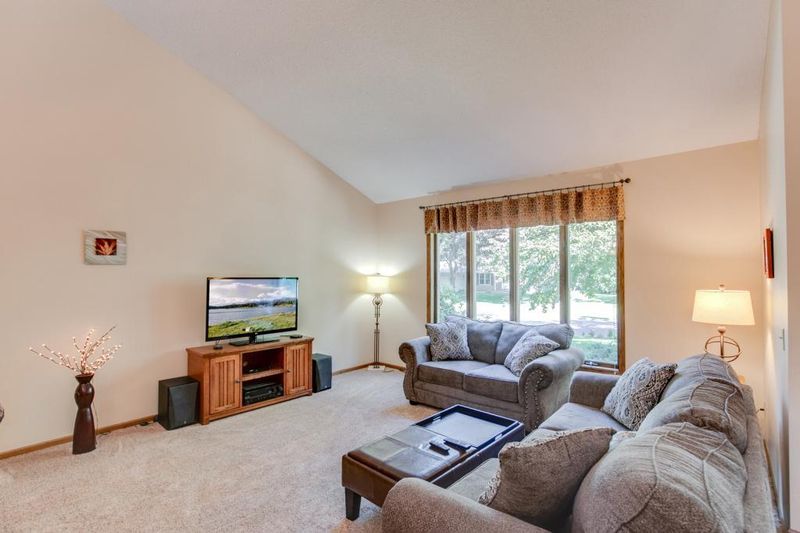 6165 Upper 44th St N, Oakdale, MN 55128