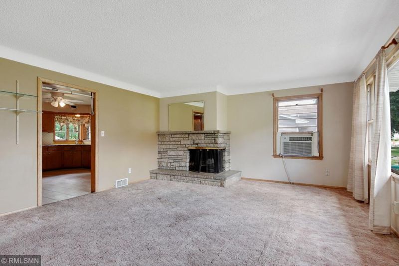 811 Mayhill Rd N, Maplewood, MN 55119