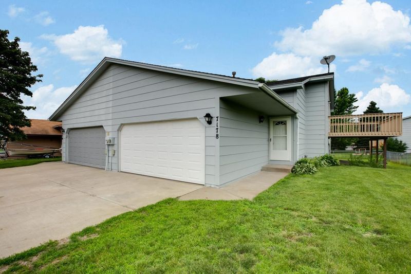 7178 Upper 17th St N, Oakdale, MN 55128