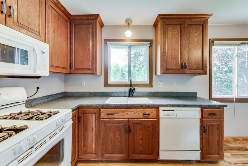 797 Dresden Dr, Chaska, MN 55318