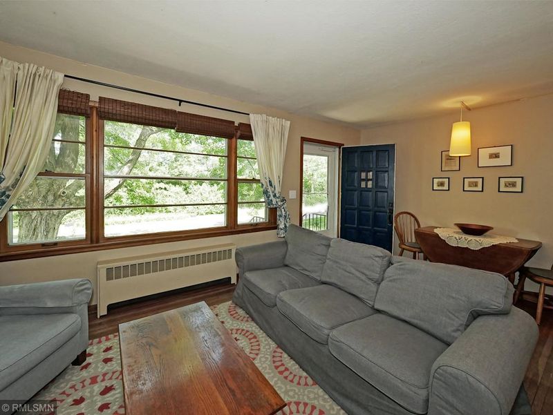 628 Beaver Dam St E, Wayzata, MN 55391