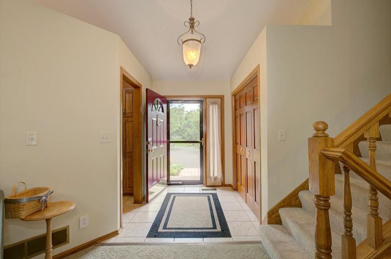 2510 Hamlet Ave N, Oakdale, MN 55128