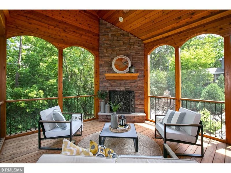 295 Whitegate Ln, Wayzata, MN 55391