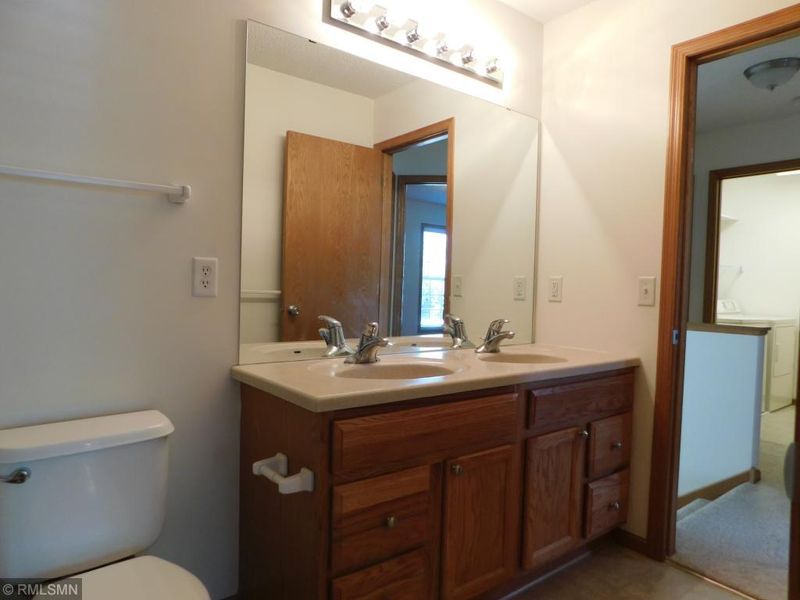 2247 Saint Johns Pl, Woodbury, MN 55129