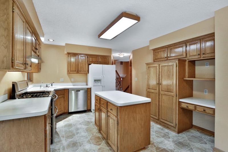 678 Lake Pine Dr, Shoreview, MN 55126