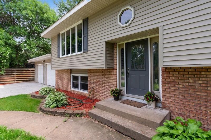 906 Oakwood Ter, Champlin, MN 55316