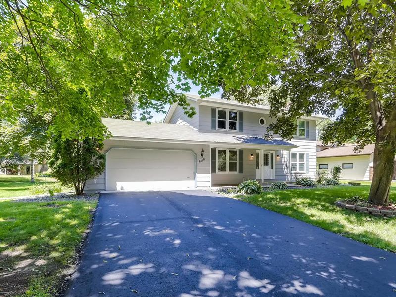 6150 Upper 44th St N, Oakdale, MN 55128