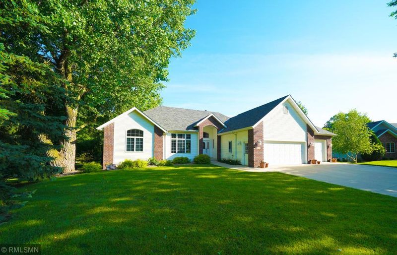 2140 Sunflower Ln, Owatonna, MN 55060