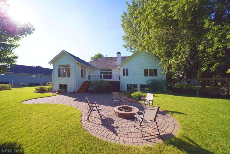 2140 Sunflower Ln, Owatonna, MN 55060