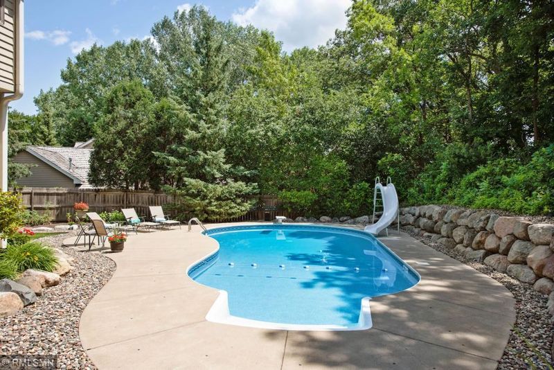 18133 Tamarack Dr, Minnetonka, MN 55345