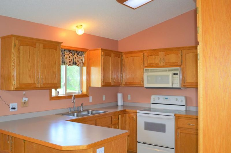 565 W 11th St, Rush City, MN 55069