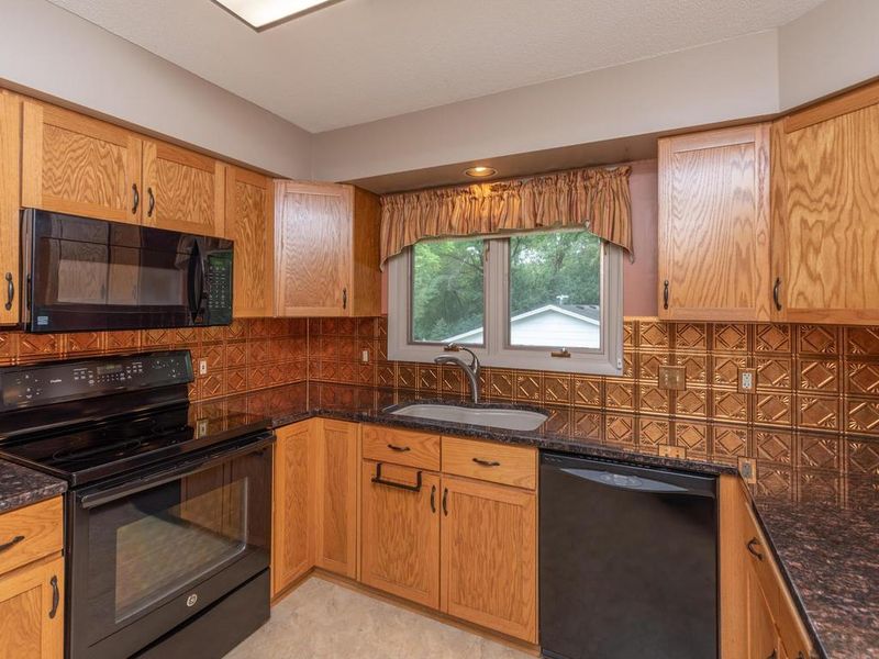 2718 Stone Cir, Minnetonka, MN 55305