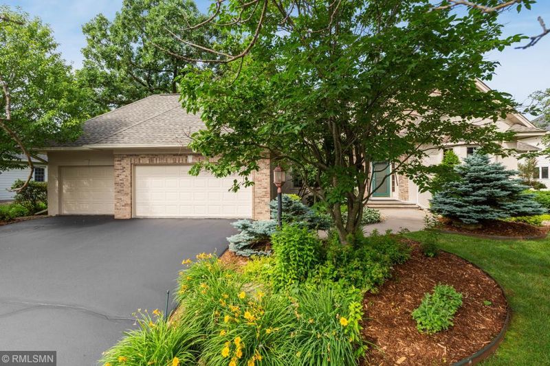 8909 Highview Ln, Woodbury, MN 55125