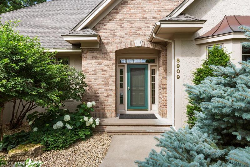 8909 Highview Ln, Woodbury, MN 55125