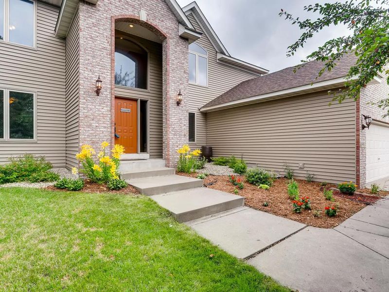8913 Farnsworth Ave N, Brooklyn Park, MN 55443