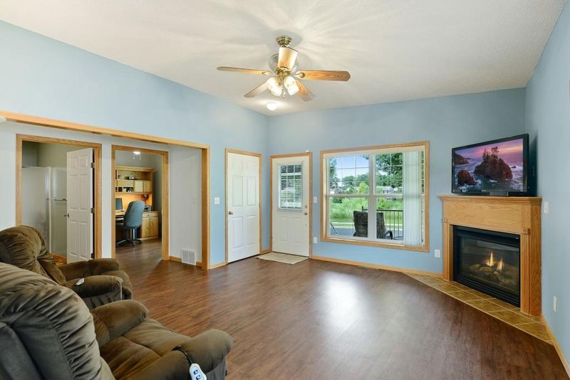 2907 Clover Preserve Dr, Chaska, MN 55318
