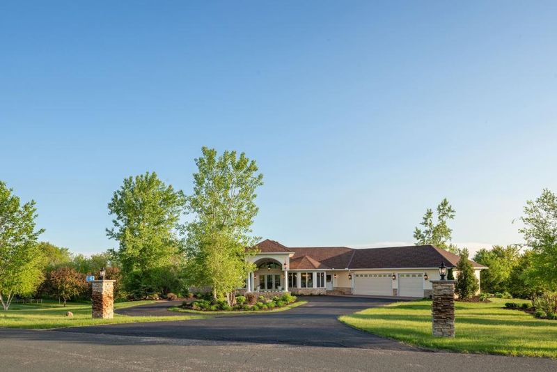 595 Hahn Dr, Shakopee, MN 55379