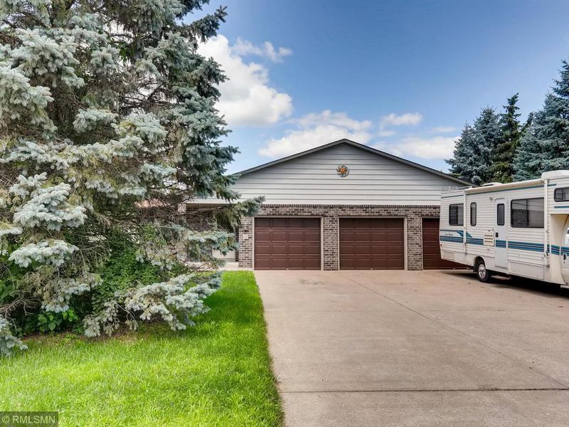 657 Labore Rd, Little Canada, MN 55117