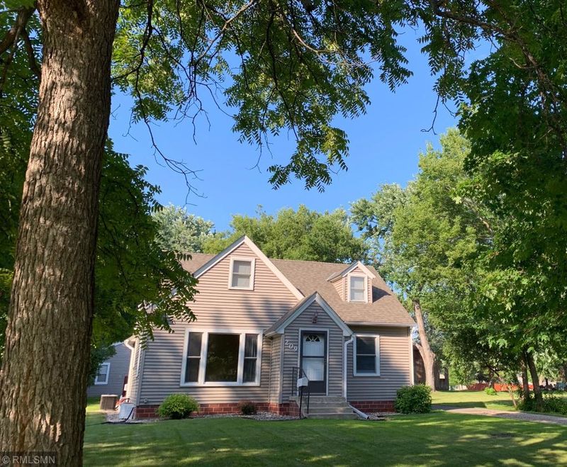 209 5th Ave NE, Hutchinson, MN 55350