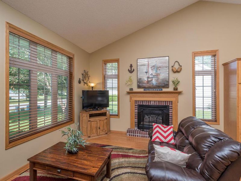 7247 Cambridge Rd, Shakopee, MN 55379