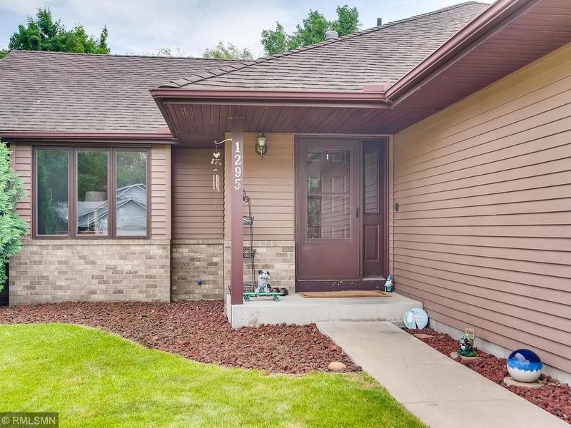 1295 Granada Ct N, Oakdale, MN 55128