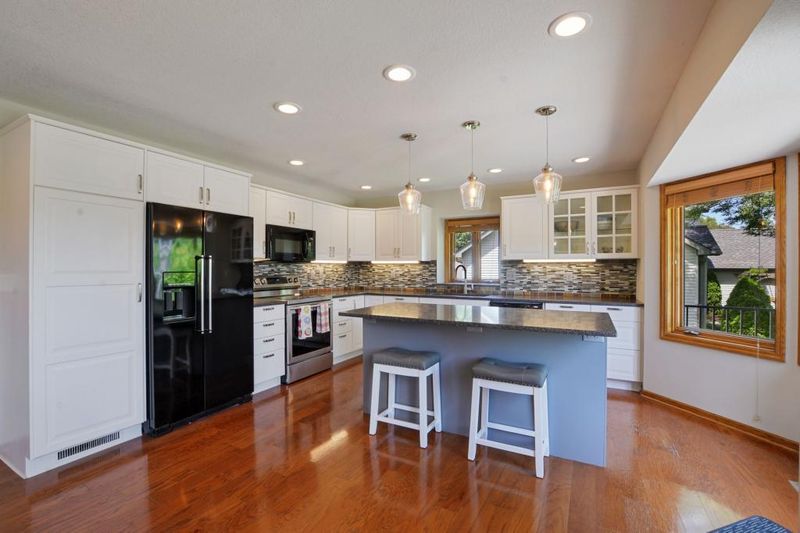 2663 Suzanne Cir, White Bear Twp, MN 55110