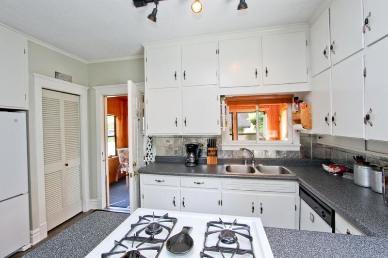 998 Argyle St, Saint Paul, MN 55103